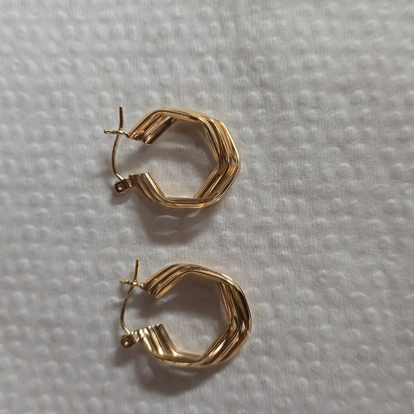 Jewelry - FIRM. HOST PICK. Like New. Vintage. Elegant 14k Gold Triple Hoop Earrings